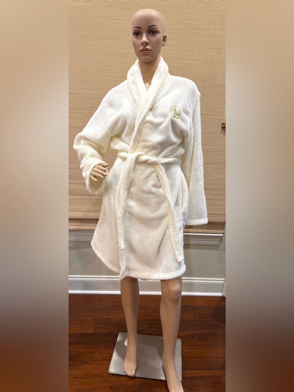 Adrienne Vittadin plush cream colored robe. Women’s. One size fits all.